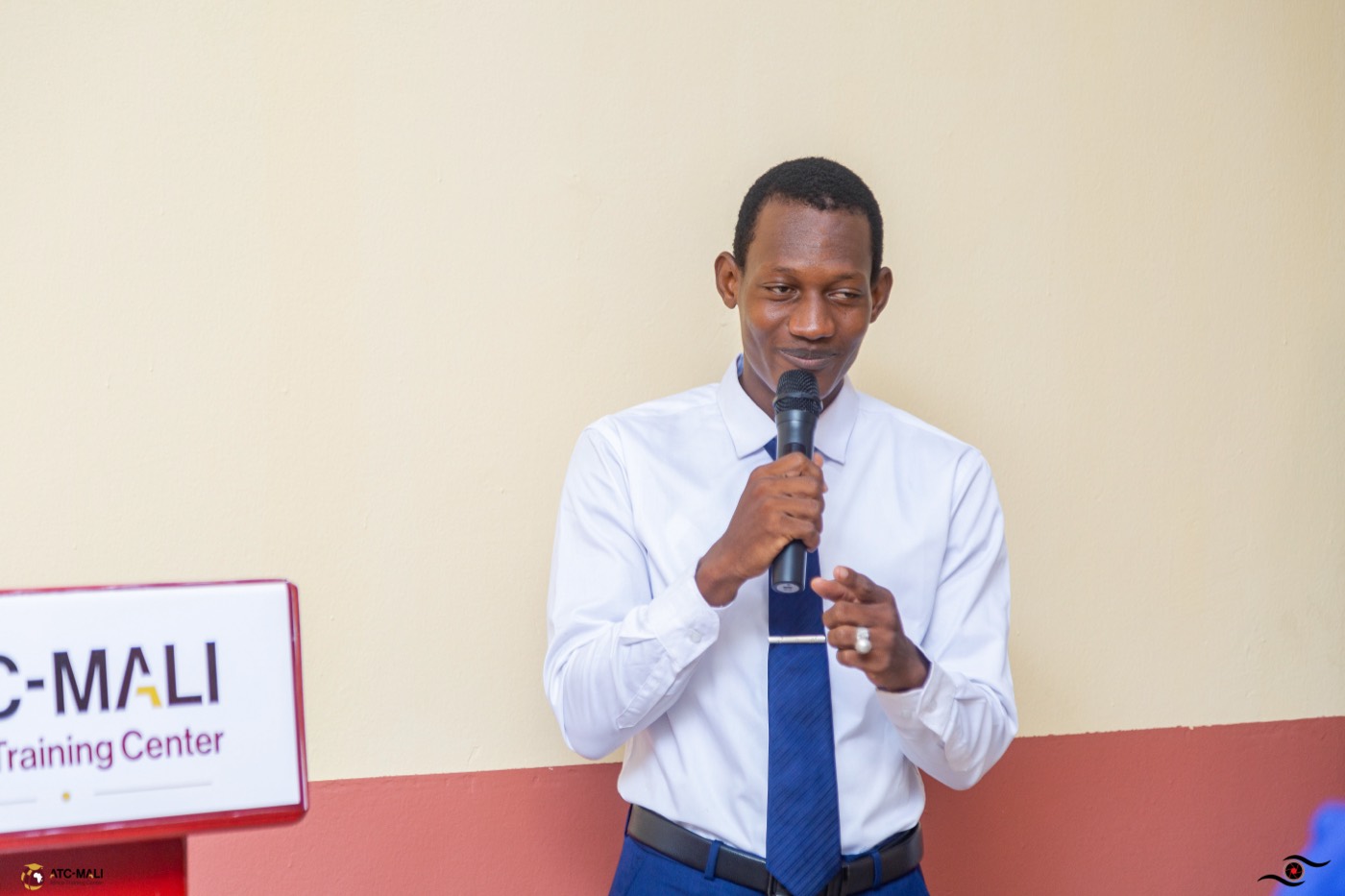 Formateur d’ATC-Mali animant une séance au micro