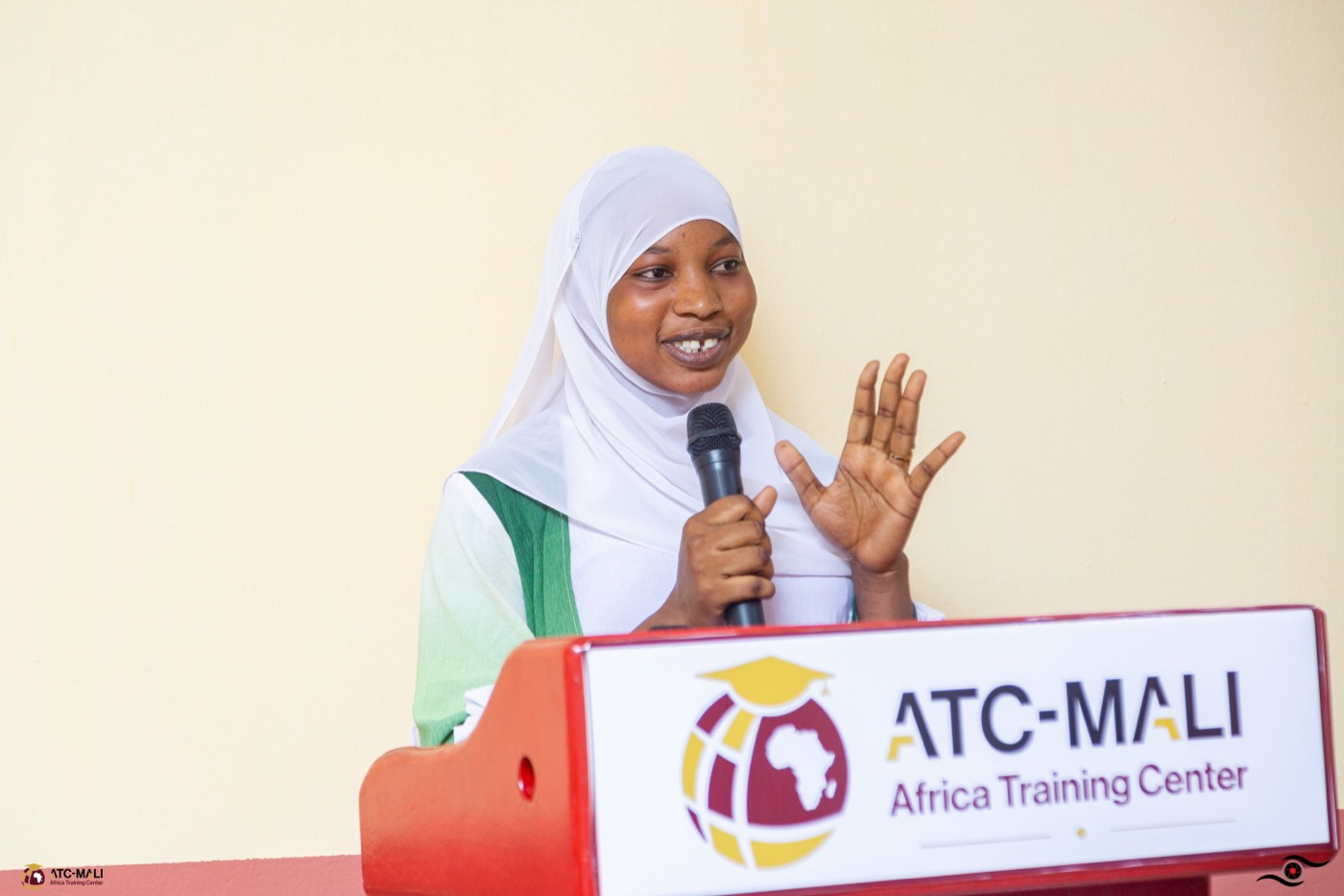 Apprenante d’ATC-Mali s’exprimant au pupitre lors d’un atelier d’art oratoire